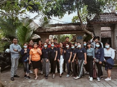 PRODI PARIWISATA FAKULTAS PARIWISATA UNTRIM : Berbagi Kasih Kepada Penyandang Disabilitas di Yayasan Widyaguna, Bedulu-Gianyar