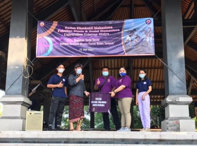 KERJA SOSIAL BEM FAKULTAS BISNIS DAN SOSIAL HUMANIORA DI PANTAI PERANCAK